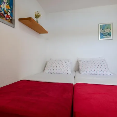 Apartments Tomic アパート *