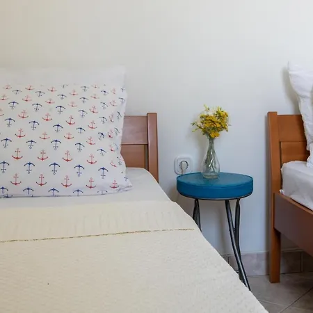 Apartments Tomic アパート *